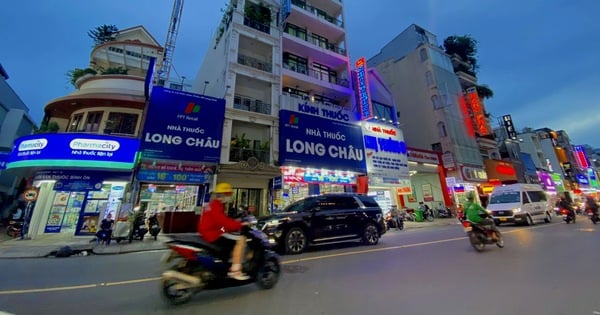 Long Chau pharmacy chain expands, FPT Shop closes 100 stores