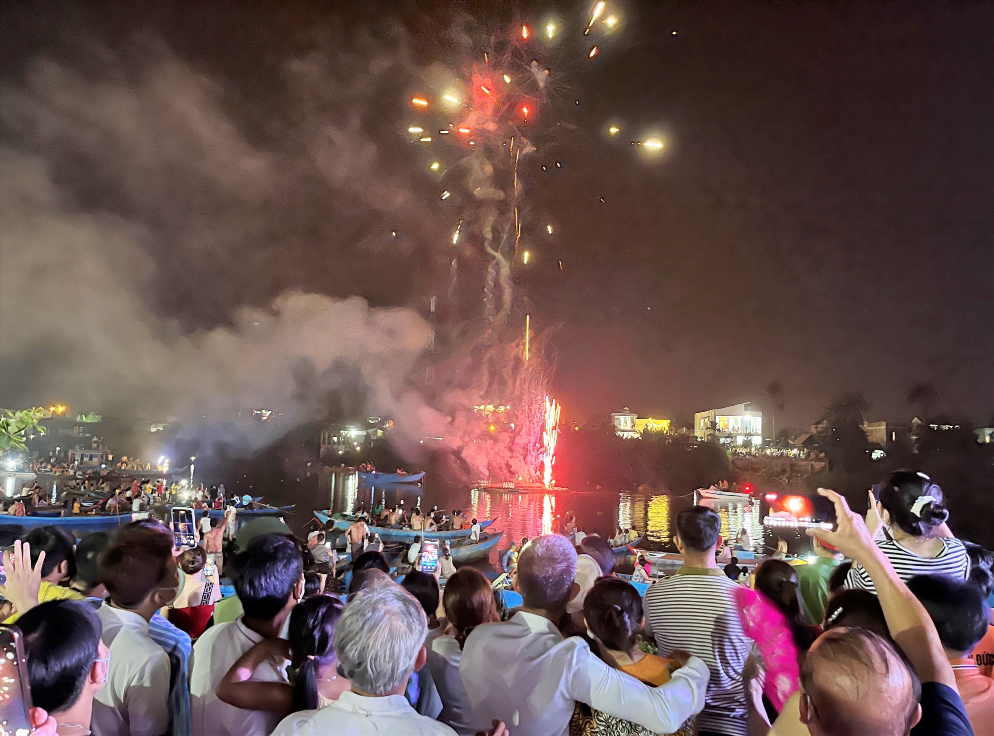 Multitudes de lugareños y turistas disfrutan de los fuegos artificiales en la ceremonia de apertura de Tam Ky - Temporada de flores de Sua 2023. Foto: X.P