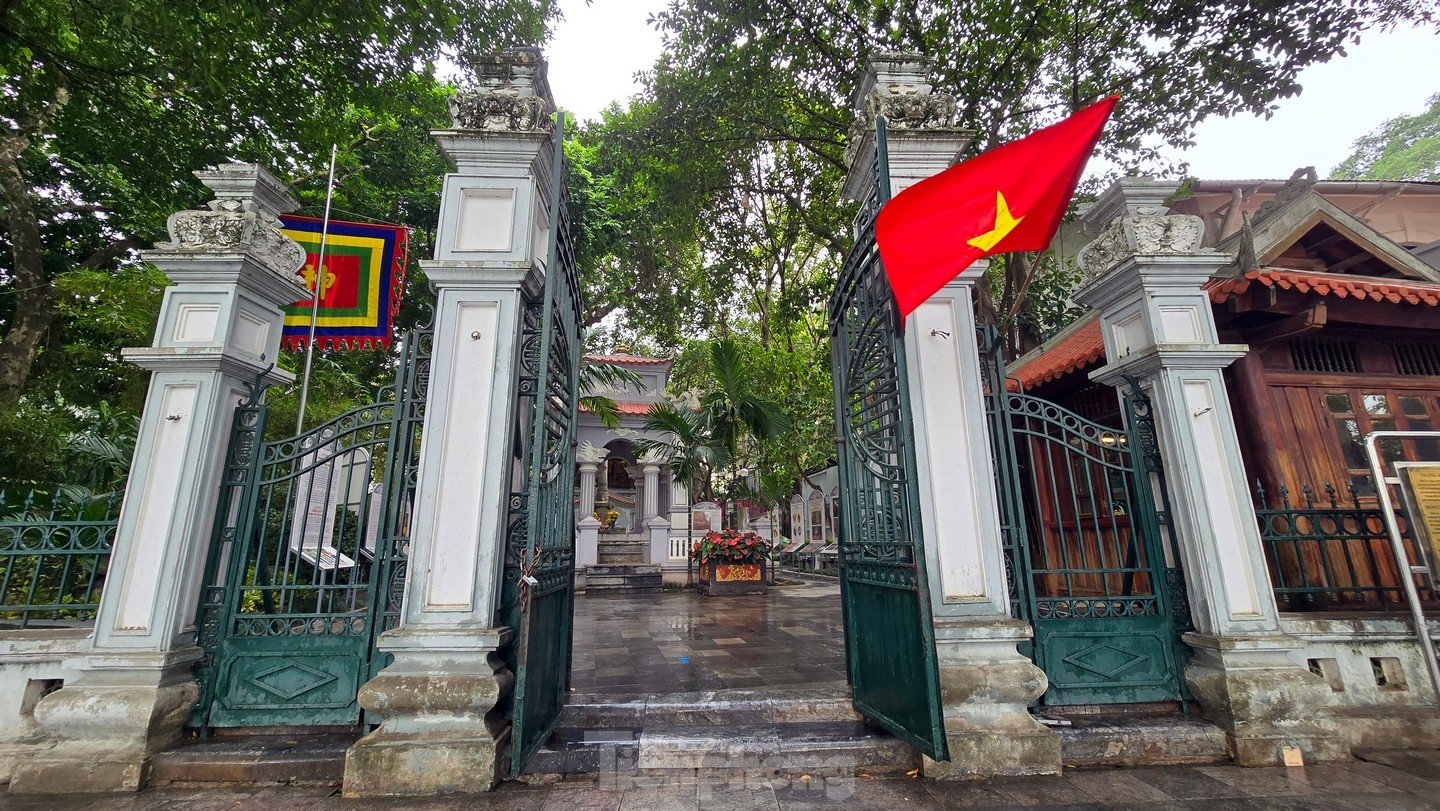 Neben der Statue von König Ly Thai To gibt es auch eine Statue von König Le neben dem Hoan-Kiem-See, die nicht jeder kennt, Foto 4