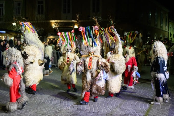 La gente se disfraza durante el festival Kurent en Ptuj, Eslovenia, el 7 de febrero. Foto: AFP