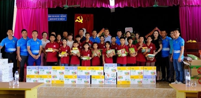 Nghe An journalists give gifts to disabled children