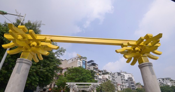 Close-up of the walking street around Ngoc Khanh Lake about to come into operation