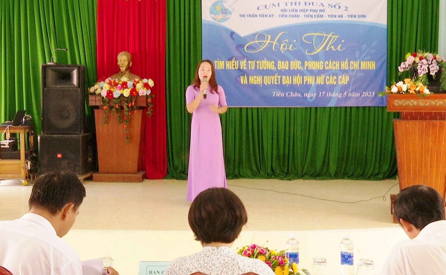 Candidates answer questions from the Organizing Committee of the contest. Photo: N.HUNG