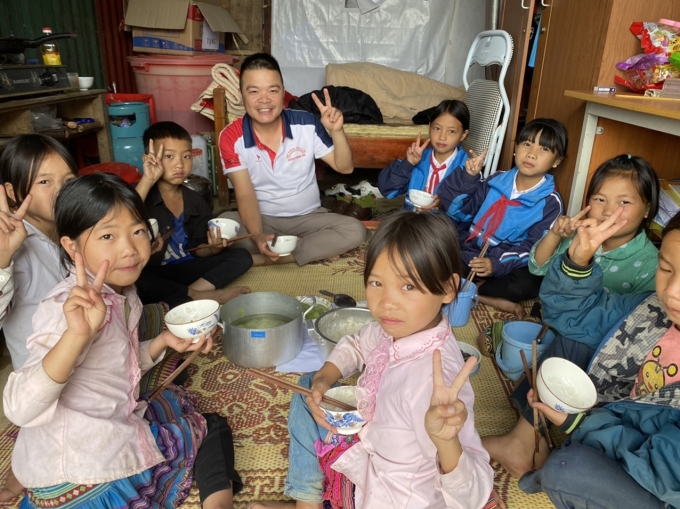 Lehrer Phong und Schüler bei einem selbstgekochten Mittagessen. Foto von : Character provided