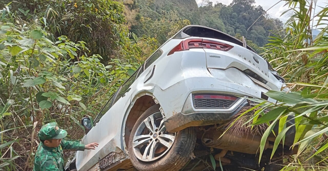 Car plunges into a deep ravine in Quang Tri border district