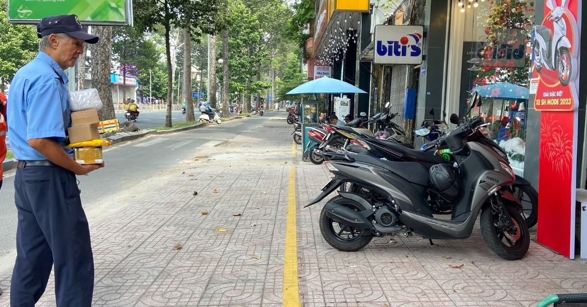 Ho Chi Minh City guides on how to rent sidewalks and roads for parking and business purposes