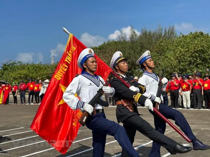  Sau phần nghi lễ chào cờ là duyệt đội ngũ trước cột mốc chủ quyền trên đảo Trường Sa. (Ảnh: T.G/Vietnam+) 