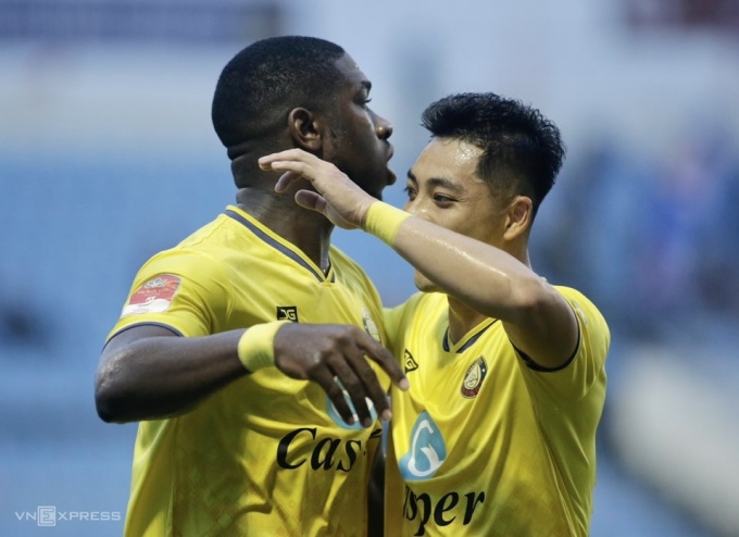 Rimario (à gauche) a ouvert le score pour Thanh Hoa contre Quang Nam. Photo : Quang Da