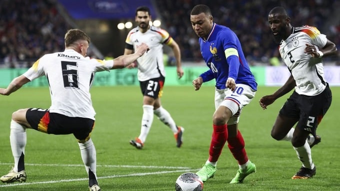 Mbappé (camiseta azul) dribla el balón en un partido amistoso en el que Francia perdió 0-2 ante Alemania el 23 de marzo en el Estadio Groupama. Foto: AFP