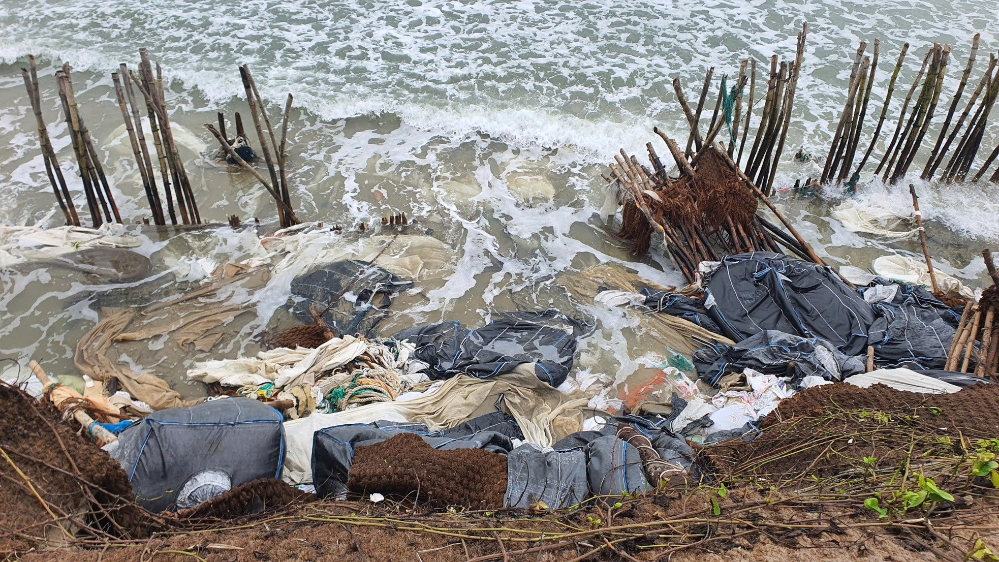 Nahaufnahme des Erdrutschs am Strand von Hoi An, der zur Ausrufung des Ausnahmezustands führte. Foto 3