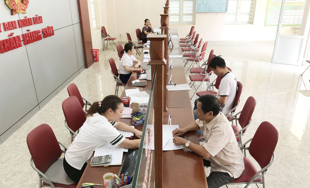 Đội ngũ cán bộ, công chức của thị trấn Hùng Sơn đều đạt chuẩn, đáp ứng tốt yêu cầu nhiệm vụ.