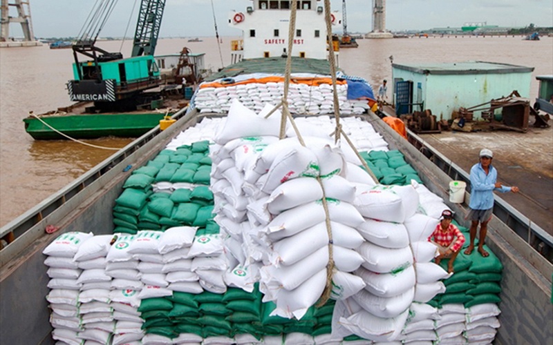 World rice prices suddenly dropped sharply by 40 USD/ton, Vietnamese rice prices remain high