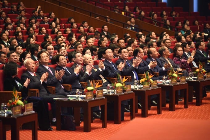 המזכיר הכללי נגוין פו טרונג, הנשיא וו ואן ת'ונג, ראש הממשלה פאם מין צ'ין, יו