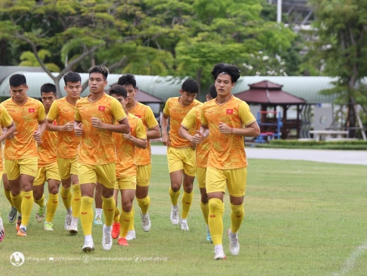 U23 វៀតណាម​ធ្វើ​លំ​ហាត់ប្រាណ​ស្រាលៗ​ដើម្បី​សម្រាក កាត់បន្ថយ​និចលភាព និង​រក្សា​កម្លាំង​លំ​ហាត់ប្រាណ​។