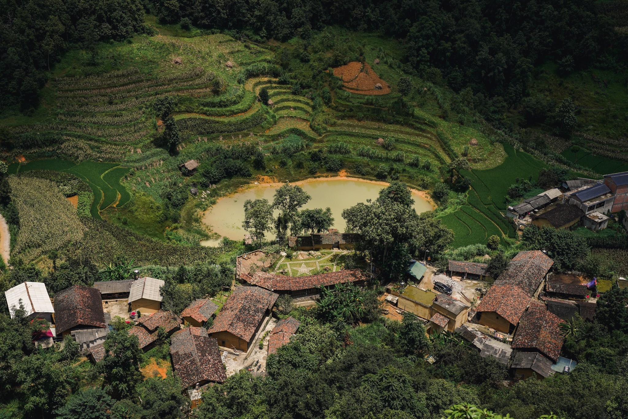 Entonces el pueblo de Pa es como un cuento de hadas al pie del asta de la bandera en Ha Giang.