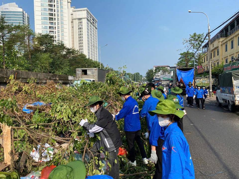 Sinh viên Trường Cao đẳng Y tế Hà Nội tham gia khắc phục hậu quả cơn bão số 3 - Ảnh: Hội SVHN