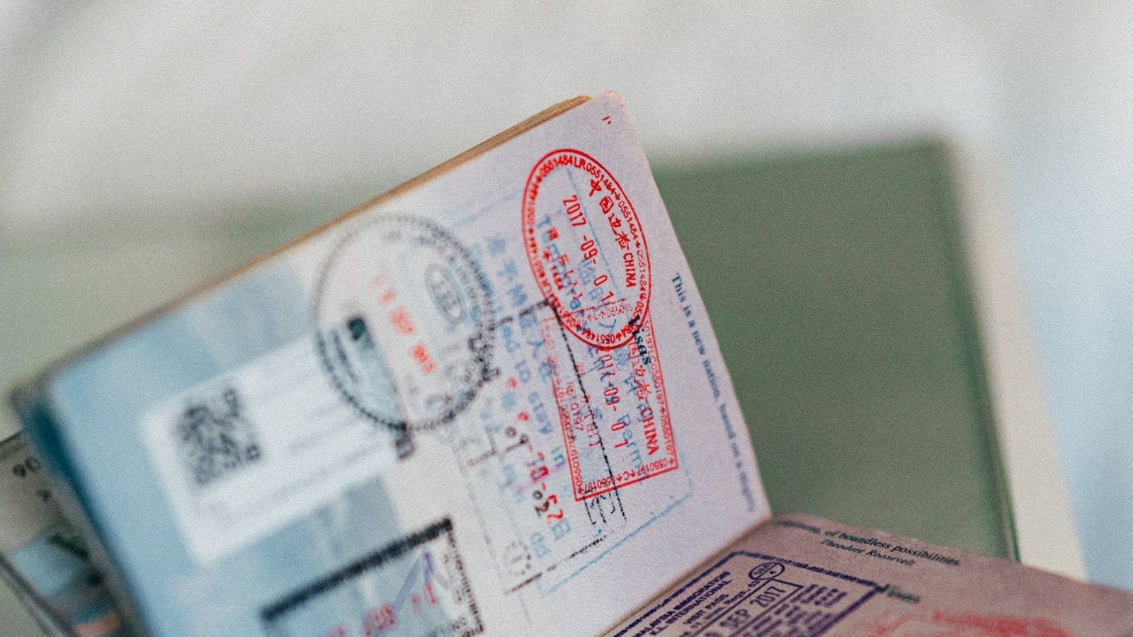 Từ tháng 11/2024, các quốc gia này sẽ  bỏ đóng dấu lên hộ chiếu (passport) cho du khách - Ảnh 1.