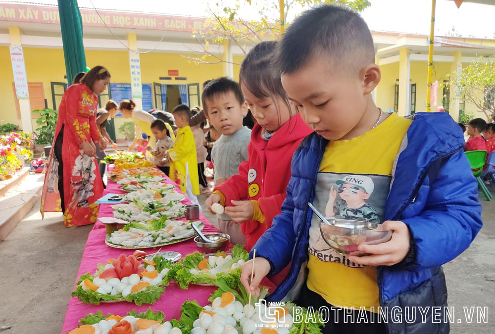 Meals ensure nutrition and food safety at Phu Thuong Kindergarten (Vo Nhai).