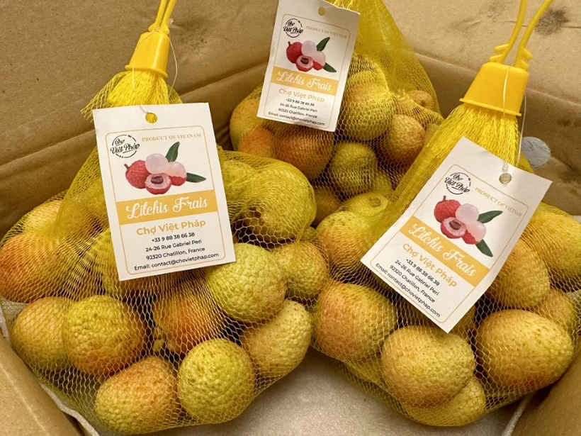 Litchis vietnamiens dans les rayons des supermarchés à Paris, France