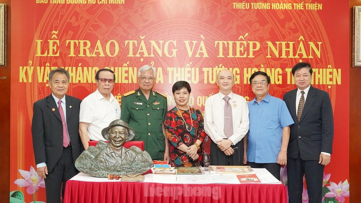 Ho Chi Minh Trail Museum receives war relics from Major General Hoang The Thien's family photo 12