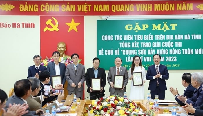 Awarding 29 prizes for the Contest of joining hands to build new rural areas in Ha Tinh Newspaper