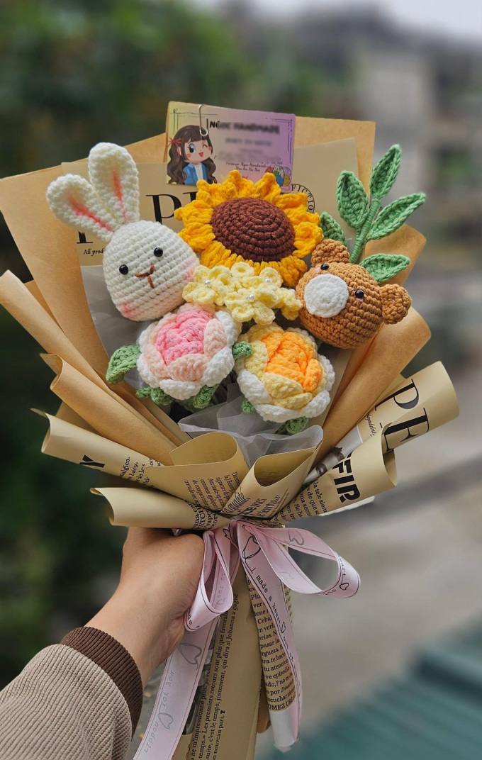 A bouquet of wool flowers with animal motifs was carefully and beautifully wrapped by Ms. Ngoc before delivering to the customer. Photo: Hanoi Wool Flowers