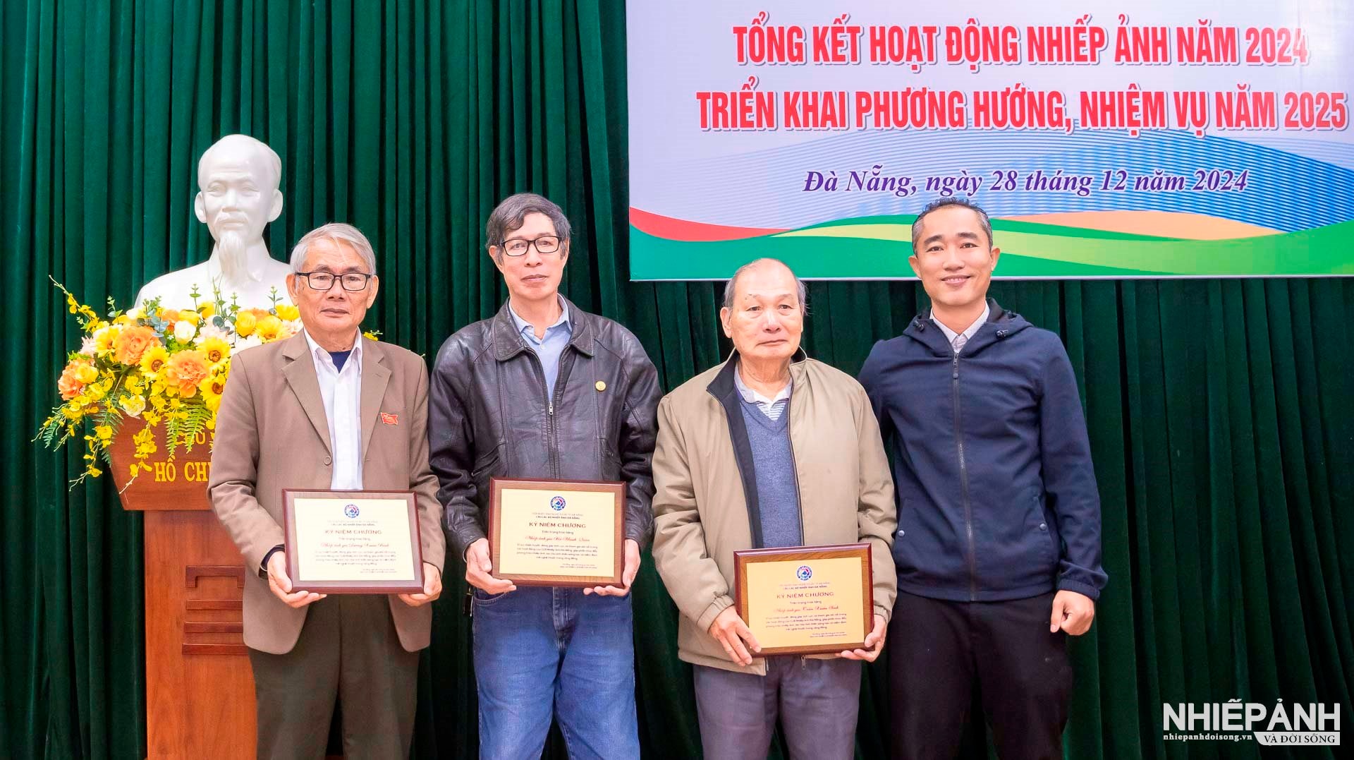 W_nsna-nguyen-quang-uy-vien-ban-chap-anh-truong-ban-kinh-tra-hoi-nhiep-anh-nhiep-anh-nghe-thuat-da-nang-to-present-commemorative-medals-to-executive-members.jpg