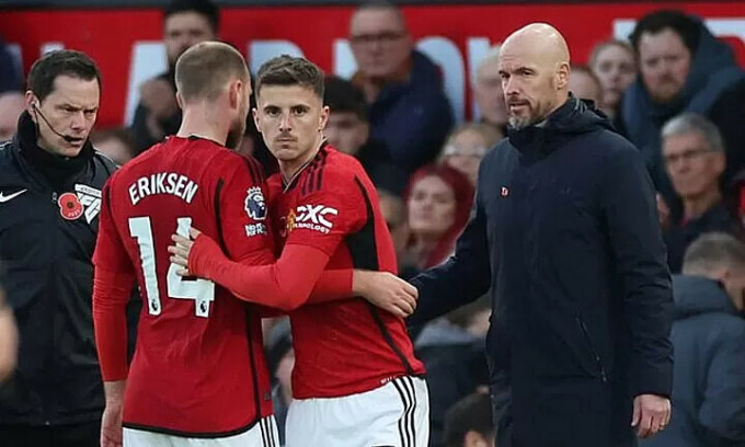 Coach Erik ten Hag replaces Mason Mount, when Christian Eriksen is injured in the match against Luton Town at Old Trafford, Manchester, round 12 of the Premier League on November 11, 2023. Photo: Reuters
