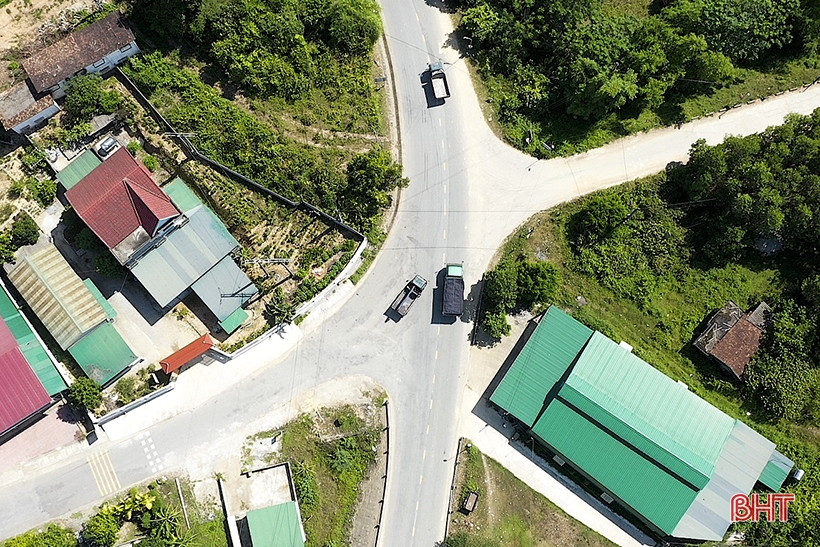 Fear of traffic accidents when crossing Dong Van bridge intersection