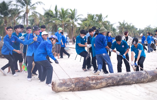 Zehntausende Jugendliche aus Ha Long schließen sich zusammen, um die Umwelt zu säubern. Foto 10