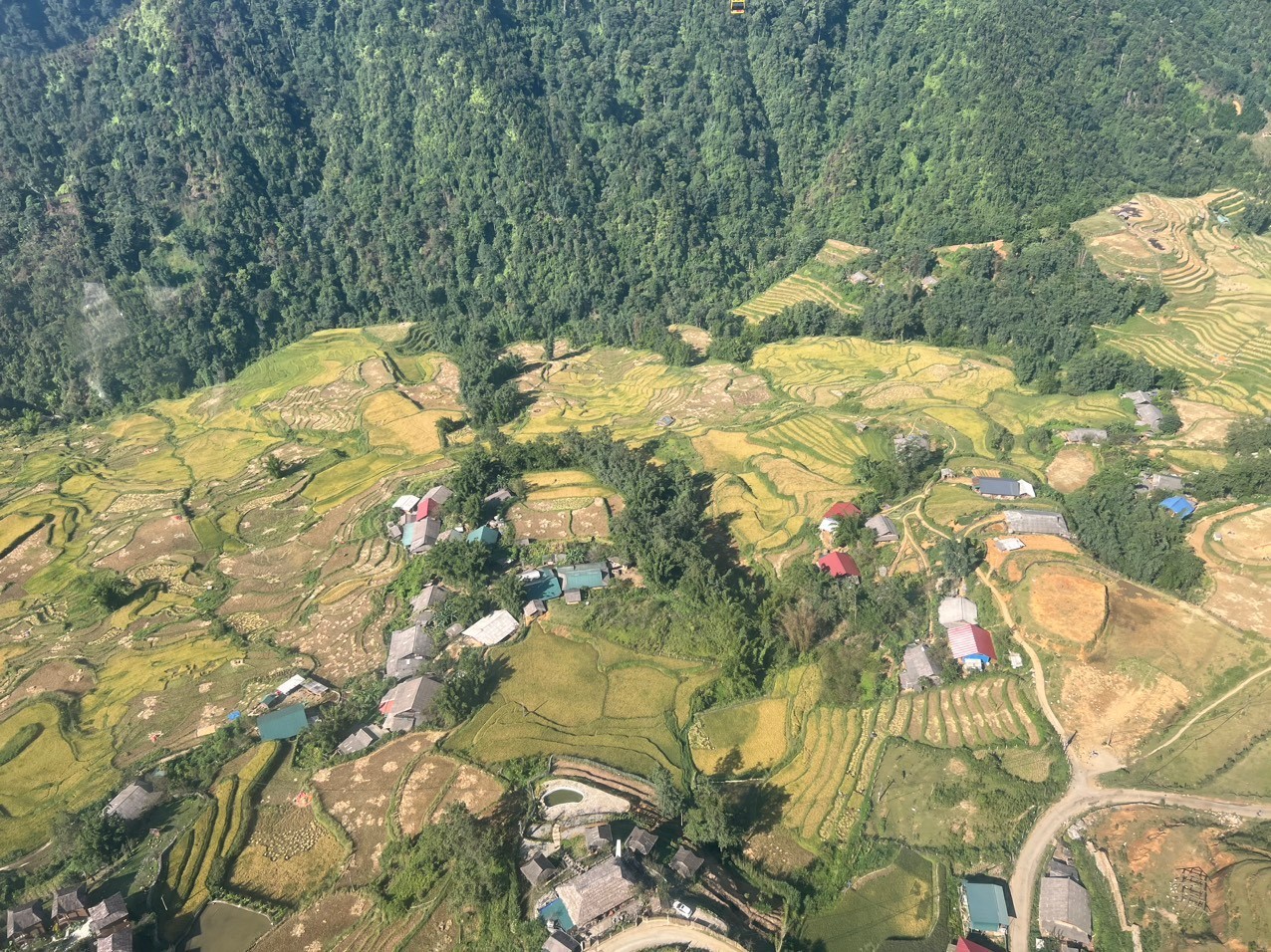 標高1600メートルのムオンホア渓谷は、サパ市街地から南東約6キロのムオンホア州ハウタオ村にあります。ムオンホア渓谷までの距離はそれほど難しくありません。訪問者は、多くの急勾配で曲がりくねった道路がある山脈に沿った舗装された峠を越える必要があり、ハンドルをしっかりと握る必要があります。