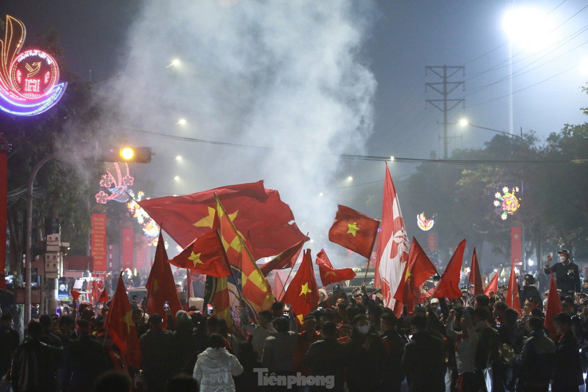 Viet Tri people stay up all night to celebrate Vietnam team entering the finals photo 16