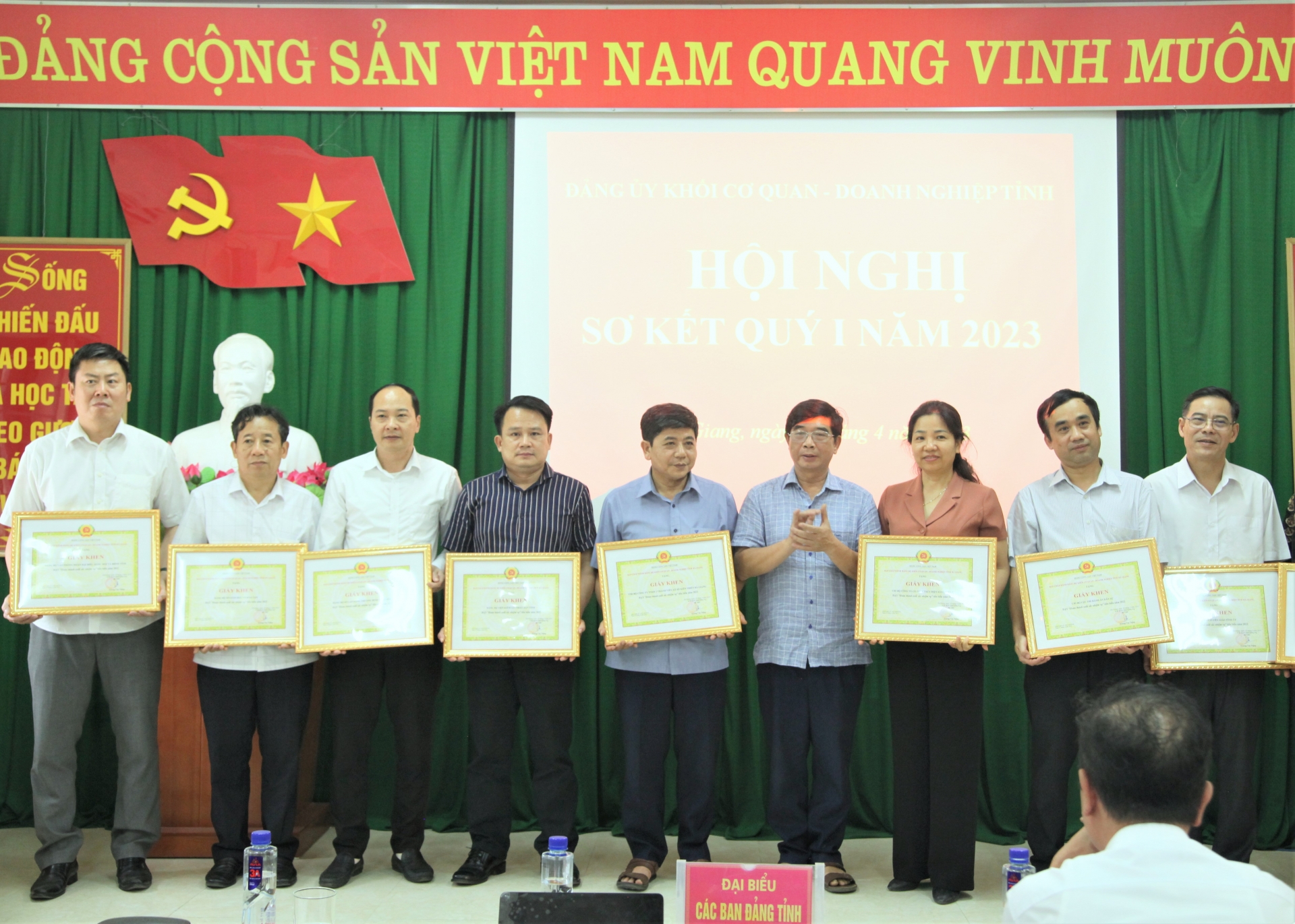 Liderii Comitetului Provincial de Partid al Blocului Provincial de Afaceri au acordat Certificate de Merit organizațiilor de partid tipice de bază care au îndeplinit criteriile de „Îndeplinire excelentă a sarcinilor” în 2022.