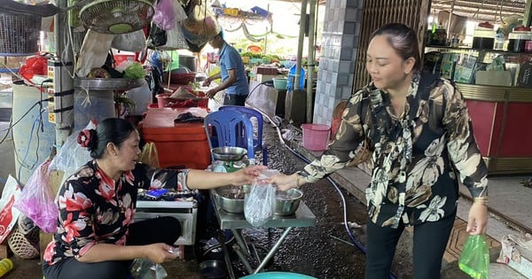 Les jeunes poissons linh apparaissent en masse pendant la saison des inondations à Dong Thap, le prix des produits de la saison des inondations est de 200 000 VND/kg