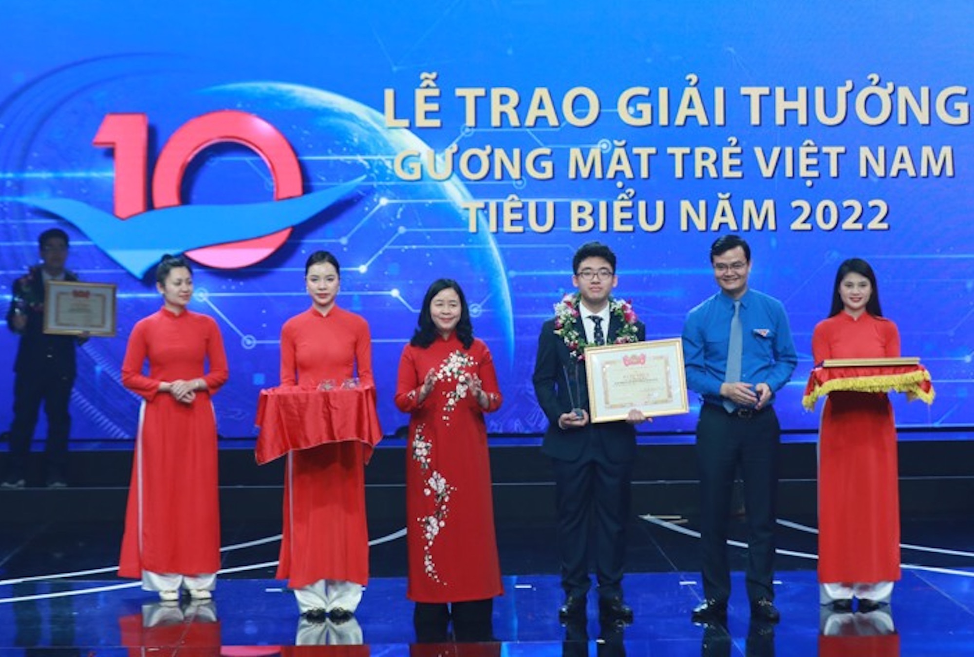 Võ Hoàng Hải nhận bằng khen Gương mặt trẻ tiêu biểu 2022.