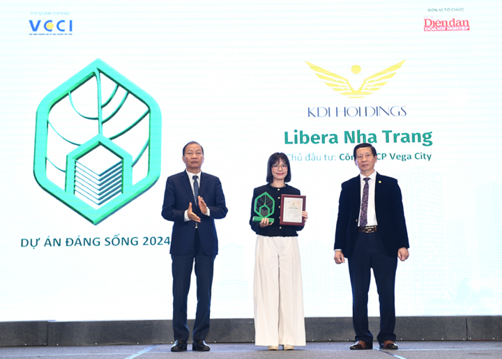 Mr. Hoang Quang Phong - Vice President of Vietnam Federation of Commerce and Industry and Architect Do Viet Chien - Permanent Vice President and General Secretary of Vietnam Real Estate Association (VNREA) presented the certificate and medal to Ms. Nguyen Huong Hoai - Director of Communications and External Relations of KDI Holdings Group - representative of Libera Nha Trang Project.