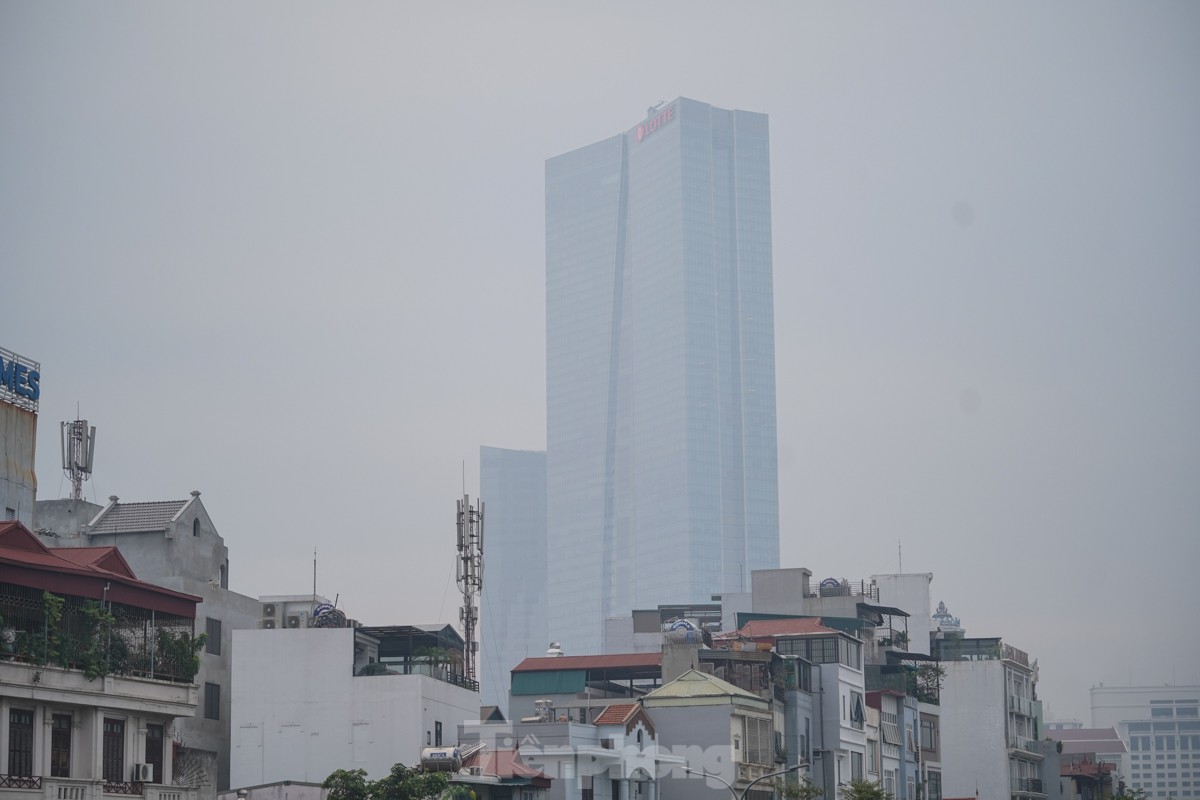 Der Himmel in Hanoi ist aufgrund der Luftverschmutzung dunstig, an manchen Orten ist die Luft schlecht, Foto 3