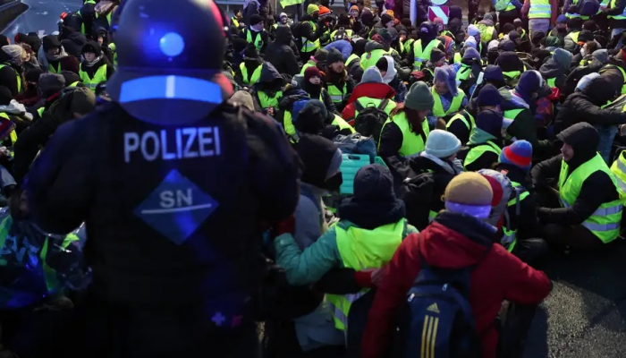 Тысячи людей протестуют против съезда крайне правой партии AfD