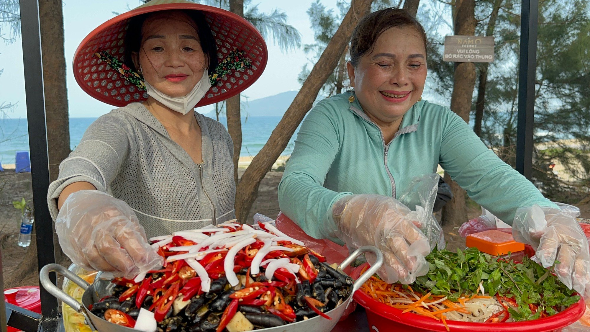 Bí thư Thành ủy Đà Nẵng Nguyễn Văn Quang 'mở hàng' Phố ăn vặt Nam Ô - Ảnh 2.