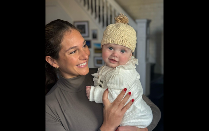 Kelly holds baby Romey wearing a wool hat knitted by a strange female passenger on the plane. Photo: Instagram/crochetobey