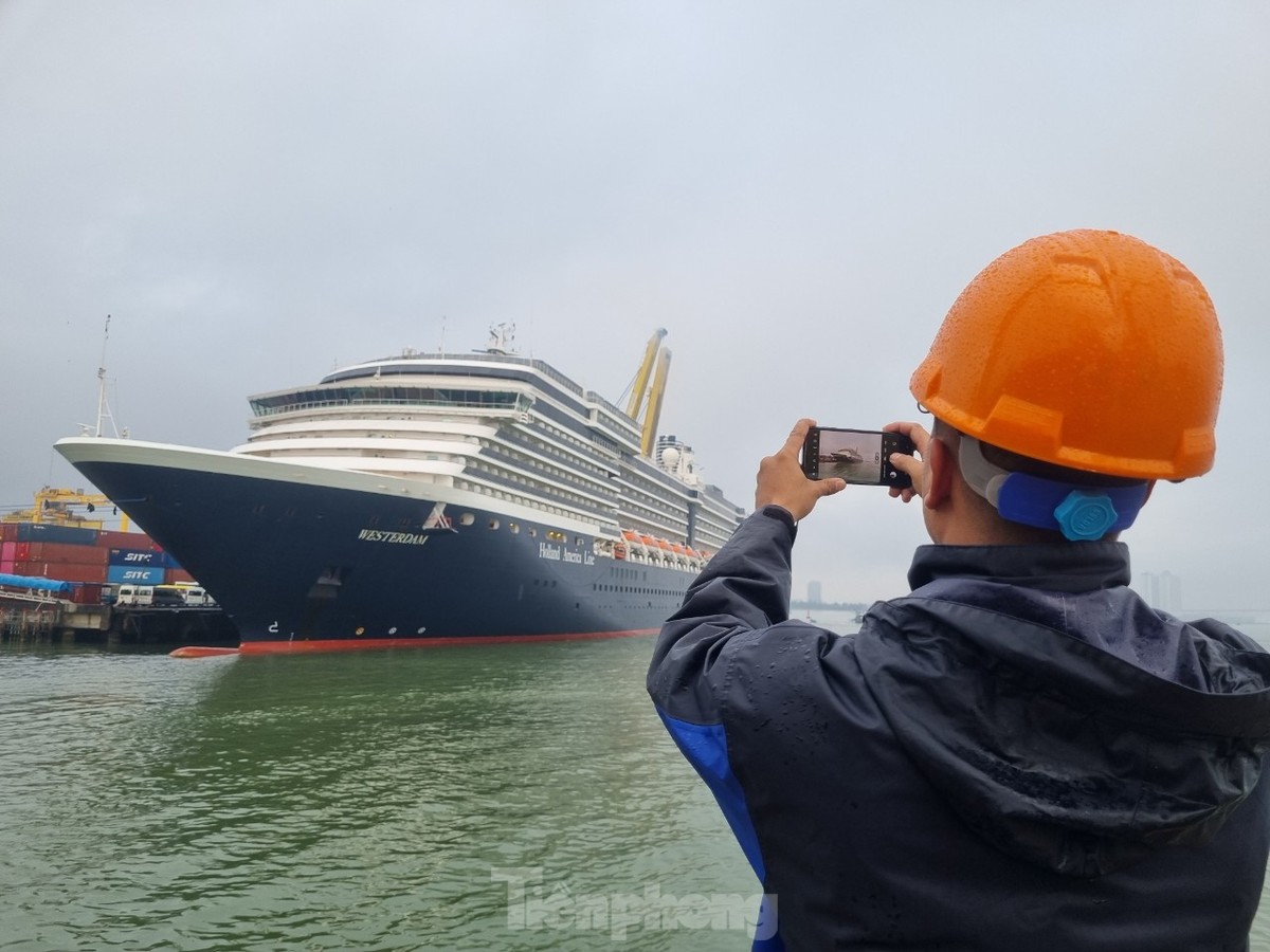 Primer plano de un crucero de 5 estrellas que trae 2.000 visitantes internacionales a Da Nang a principios del año nuevo. Foto 7