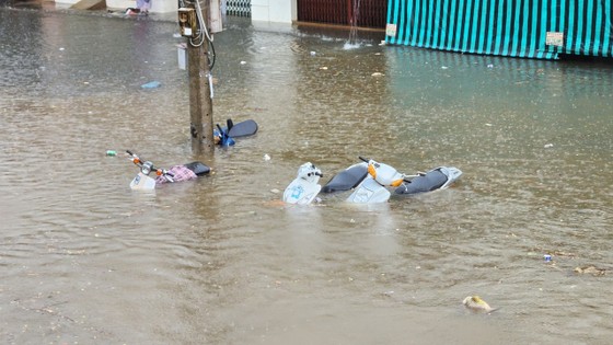 Starker Regen in der Stadt Bao Loc, viele Straßen sind stark überflutet