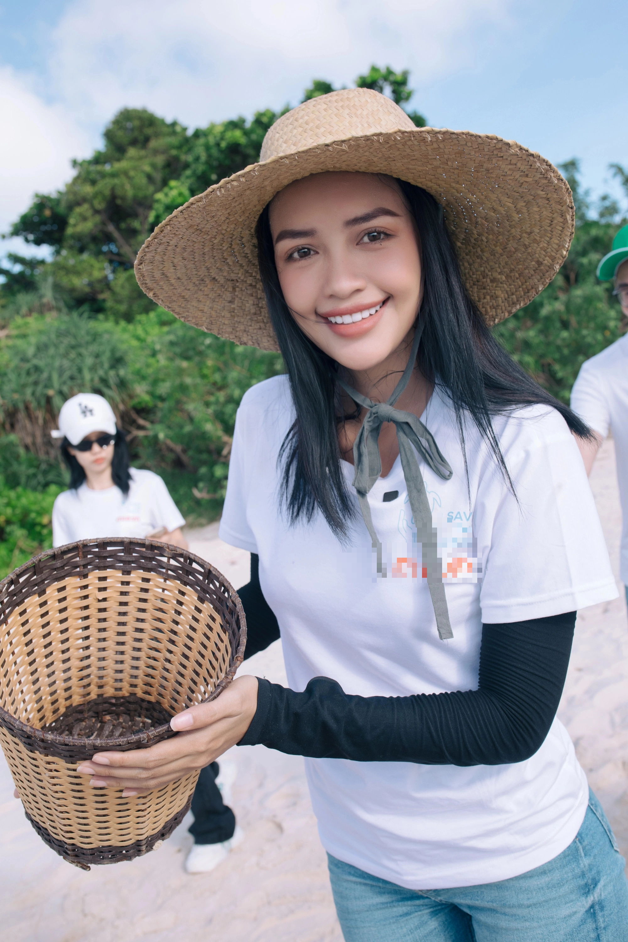 Hoa hậu Ngọc Châu xúc động khi thả rùa con về với biển - Ảnh 1.