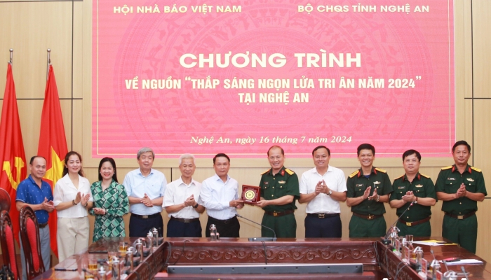 Hội Nhà báo Việt Nam trao tặng kỷ niệm chương cho Bộ Chỉ huy Quân sự tỉnh Nghệ An