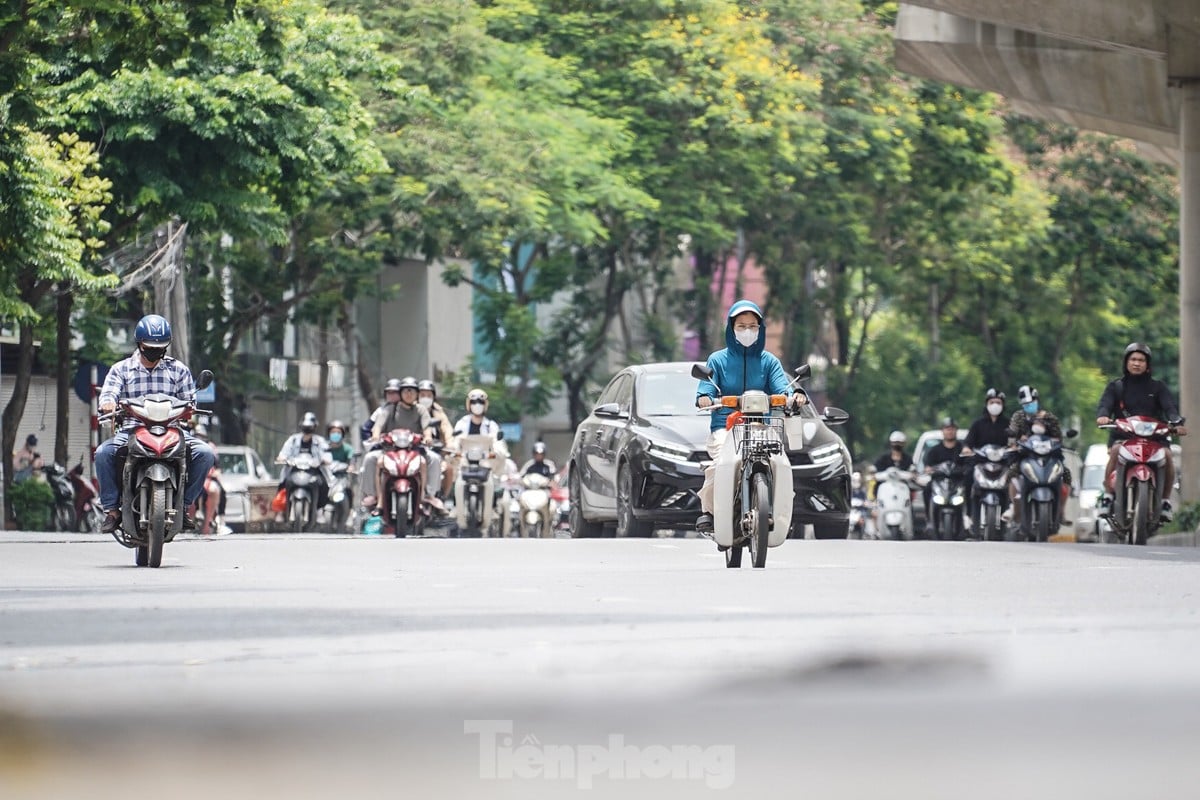 Arbeiter kämpfen unter der sengenden Sonne ums Überleben, während die Straßen in Hanoi über 50 Grad Celsius heiß sind. Foto 1