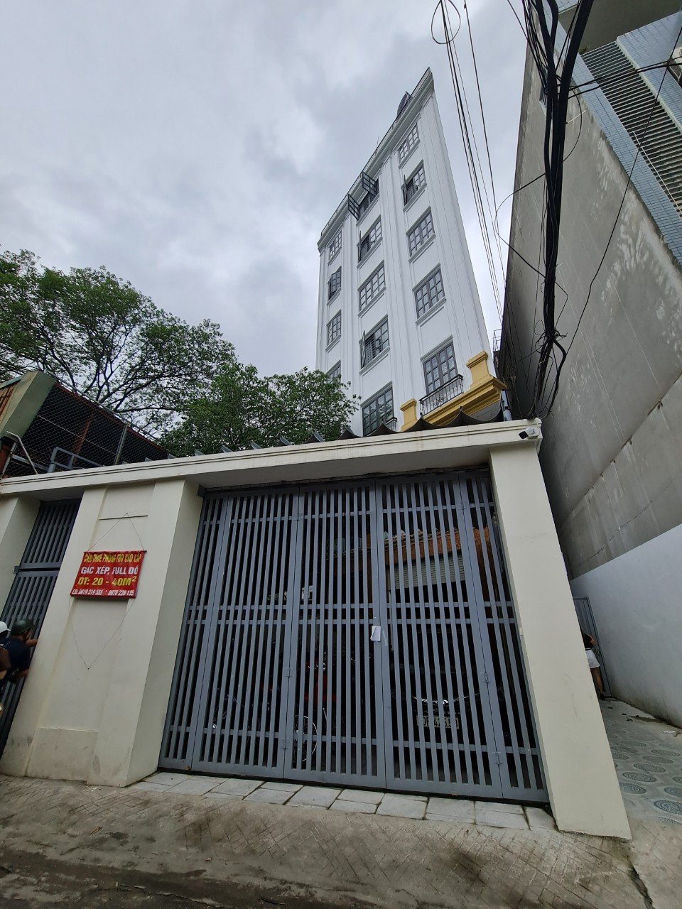 Real Estate - Hanoi: Close-up of 'mini apartments' located in narrow alleys (Photo 6).