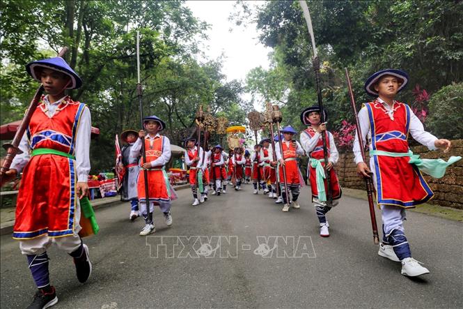 Procession unique en palanquin jusqu'au temple Hung