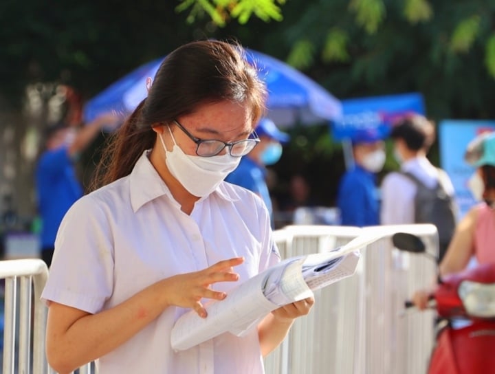 El número de estudiantes exentos del examen de lengua extranjera en Hanoi aumentó tres veces - 1