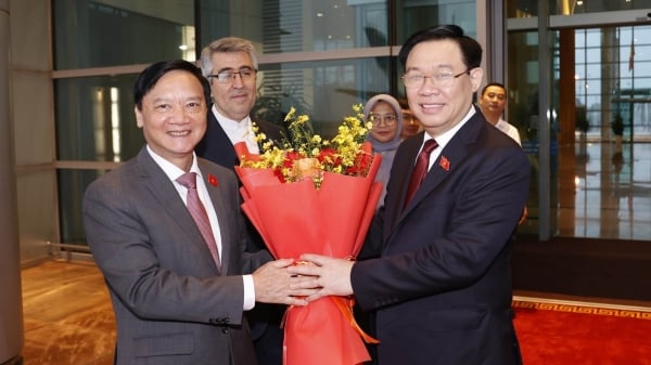 Départ du président de l'Assemblée nationale Vuong Dinh Hue pour l'Assemblée générale de l'AIPA-44 et une visite officielle en Indonésie et en Iran