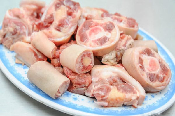 Bộ phận siêu bổ chỉ có một của con bò rất giàu canxi, đi chợ muộn là hết, giá lại rẻ hơn cả thịt- Ảnh 1.